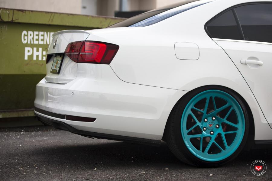 Детали экстерьера Volkswagen Jetta GLI on Vossen Wheels (LC-109T) 2018 года  (фото 21 из 23)